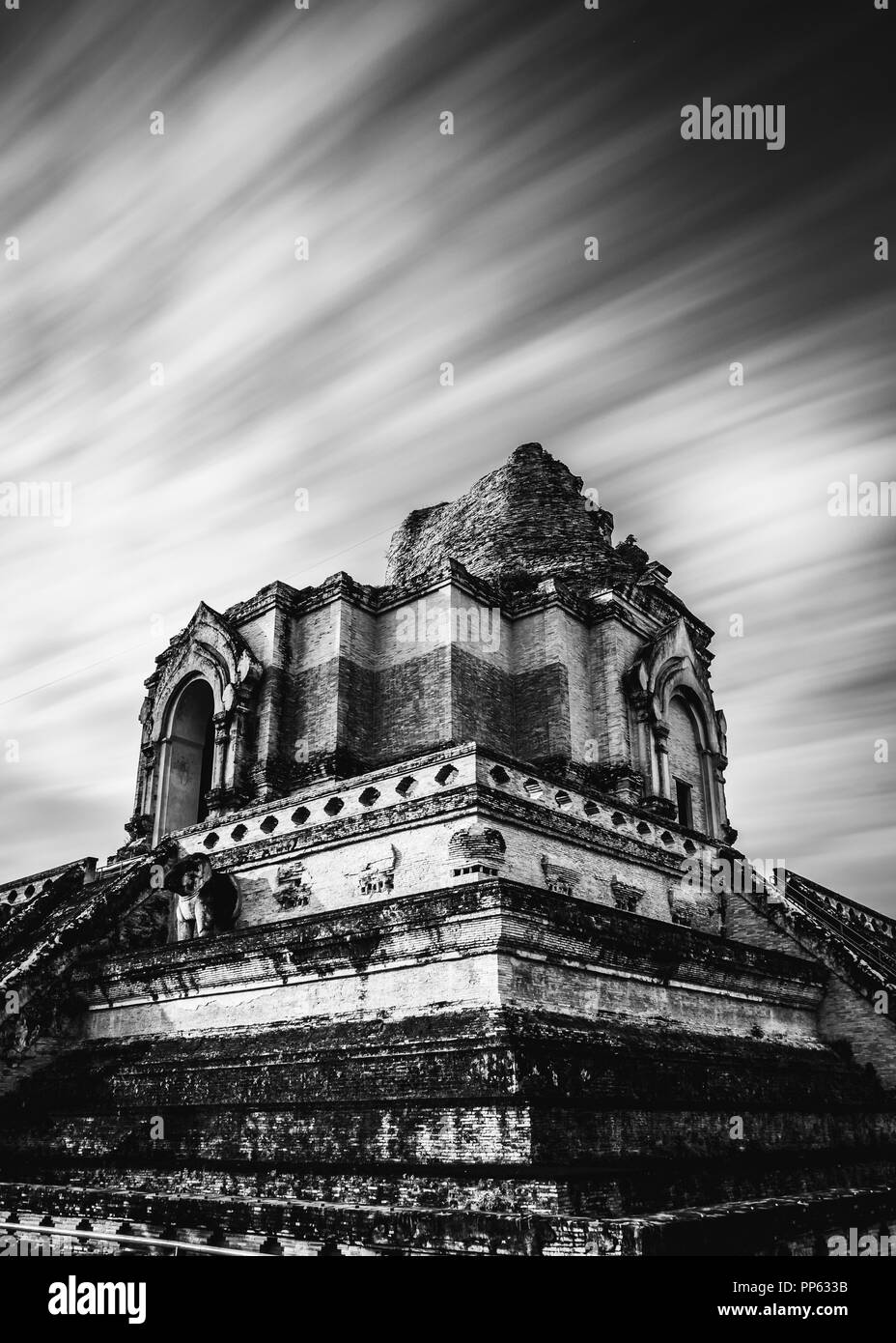 Wat Chedi Luang temple à Chiang Mai, Thaïlande l'exposition longue Banque D'Images