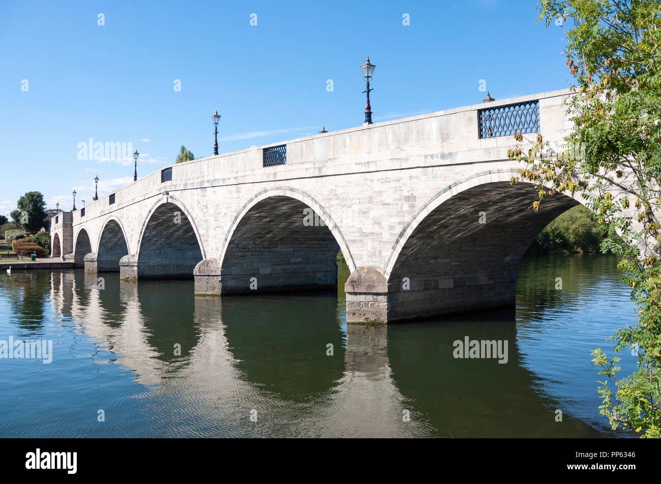 Chertsey Bridge et la Tamise, Chertsey Bridge Road, Chertsey, Surrey, Angleterre, Royaume-Uni Banque D'Images