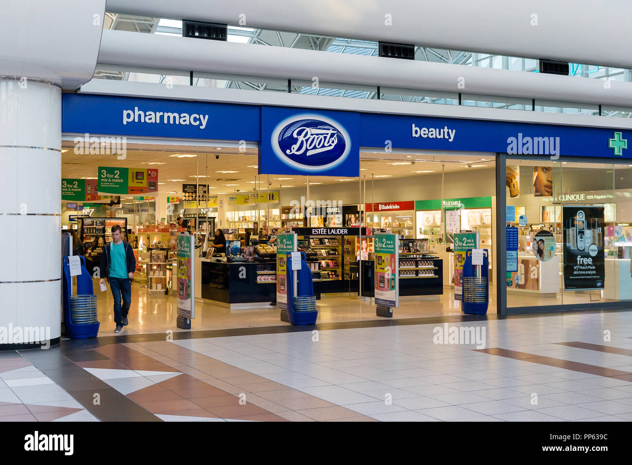 Blanchardstown, Dublin, Irlande. 23 Sept 2018 : Boots pharmacy store front  avec logo affiche située au Blanchardstown Centre Shopping Mall Photo Stock  - Alamy