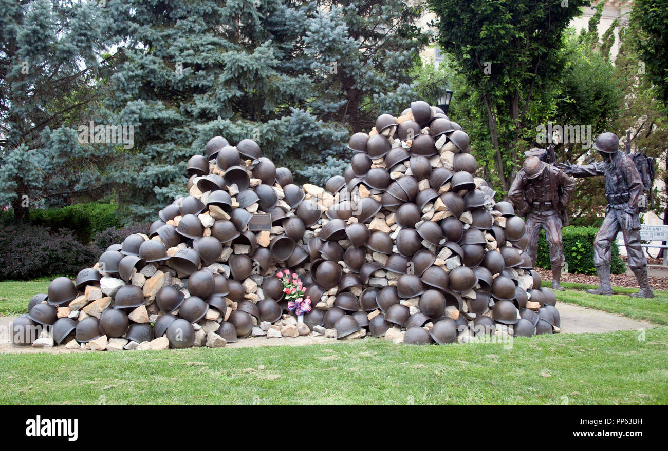 Pile de casques morts de guerre mémorial à Zanesville, Ohio - sombre hommage aux soldats tombés au combat à travers une sculpture militaire symbolique. Banque D'Images