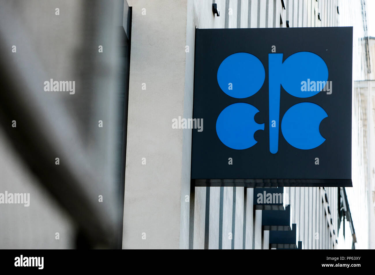 Un logo affiche à l'extérieur du siège de l'Organisation des pays exportateurs de pétrole (OPEP) à Vienne, Autriche, le 6 septembre 2018. Banque D'Images