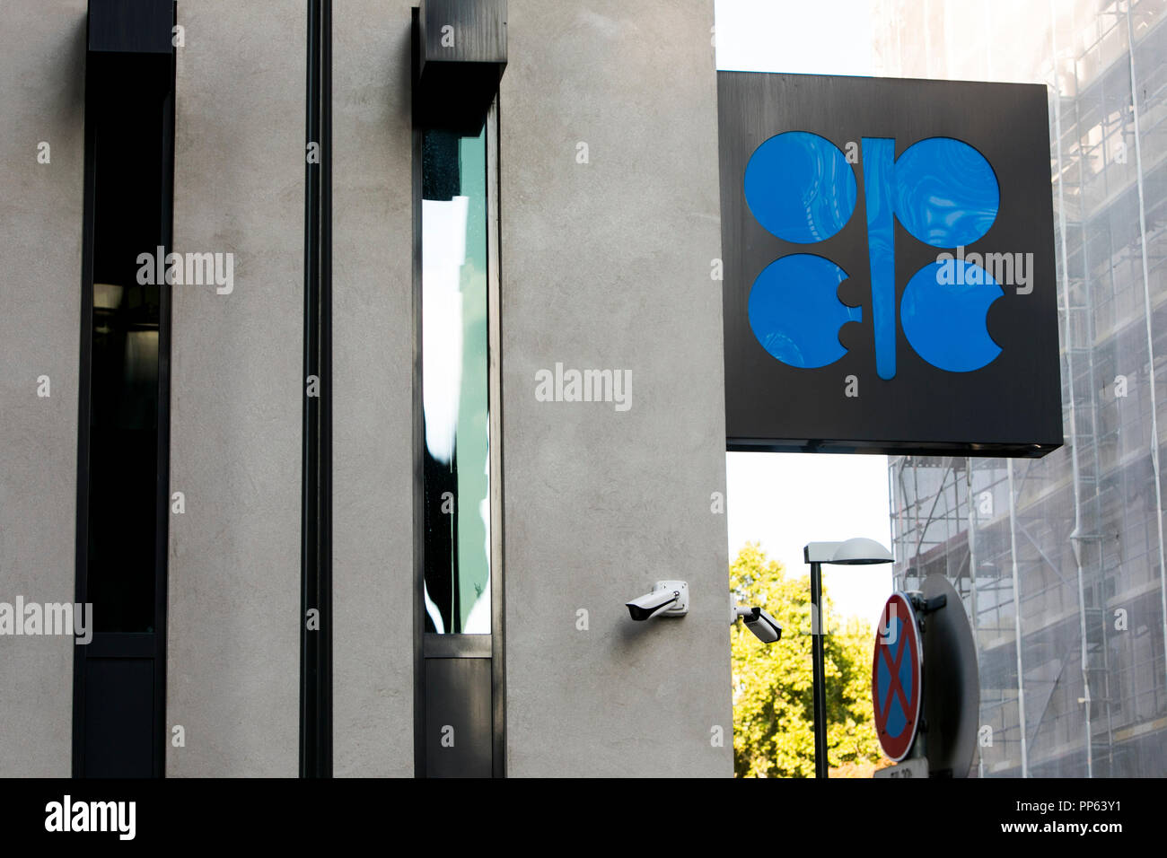Un logo affiche à l'extérieur du siège de l'Organisation des pays exportateurs de pétrole (OPEP) à Vienne, Autriche, le 6 septembre 2018. Banque D'Images