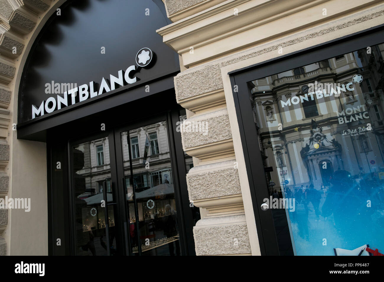 Un logo affiche à l'extérieur d'un magasin de détail Montblanc à Vienne, Autriche, le 4 septembre 2018. Banque D'Images