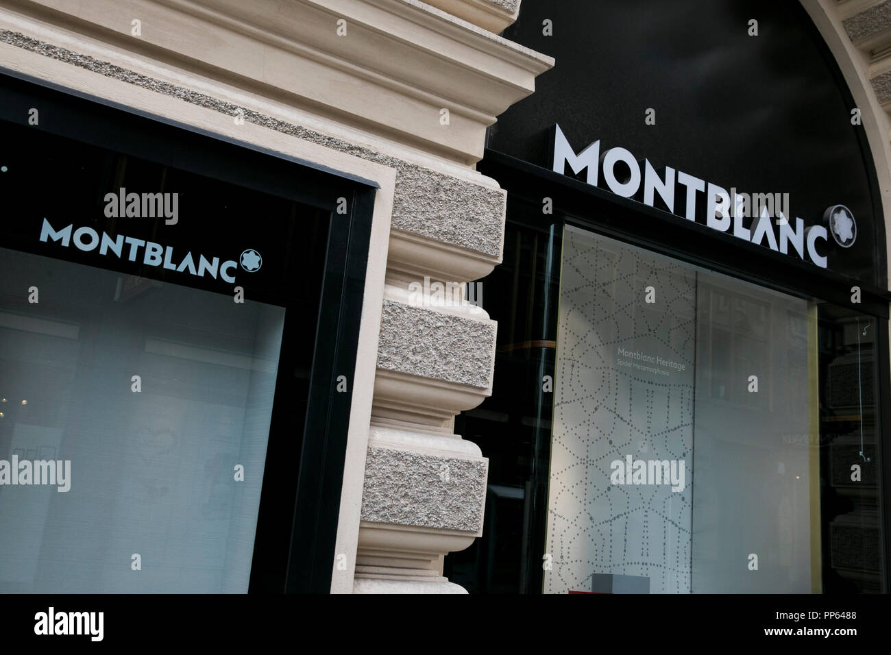 Un logo affiche à l'extérieur d'un magasin de détail Montblanc à Vienne, Autriche, le 4 septembre 2018. Banque D'Images