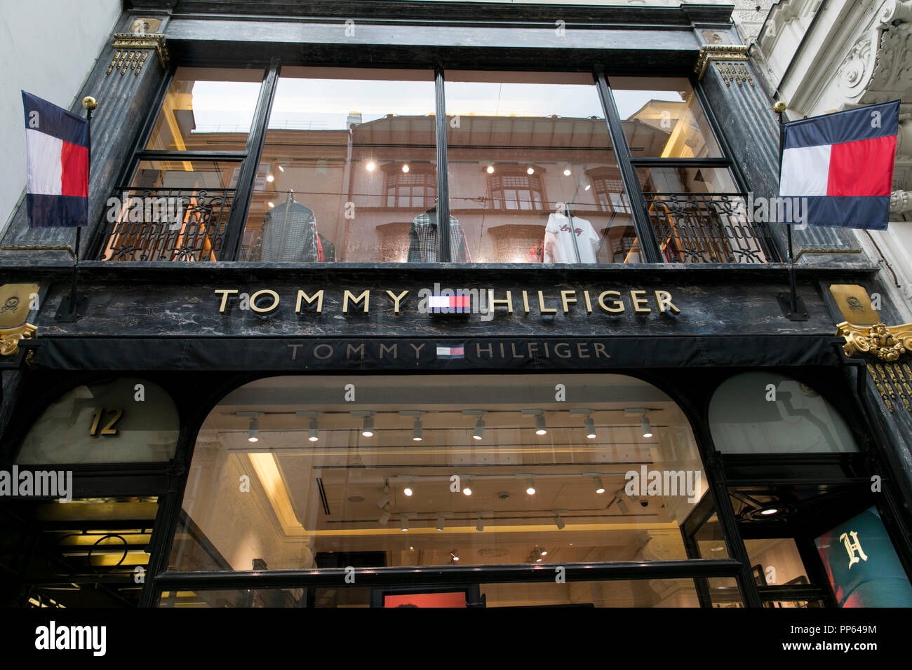 Un logo affiche à l'extérieur d'un magasin de détail Tommy Hilfiger à Vienne,  Autriche, le 4 septembre 2018 Photo Stock - Alamy