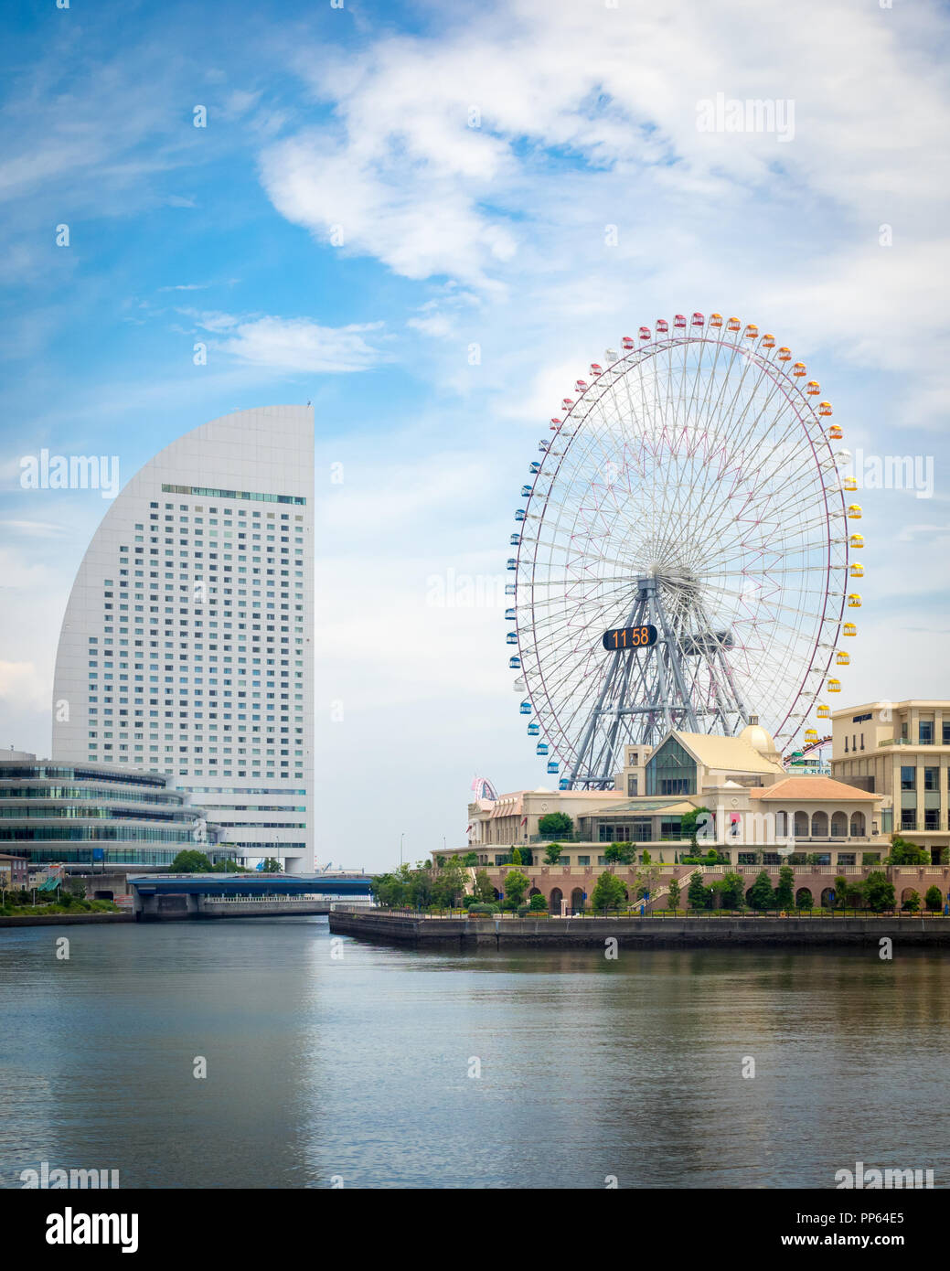 La belle ville de Yokohama et Yokohama waterfront à Minato-Mirai, et la grande roue Cosmo Clock 21 Yokohama, Kanagawa Prefecture, Japan. Banque D'Images