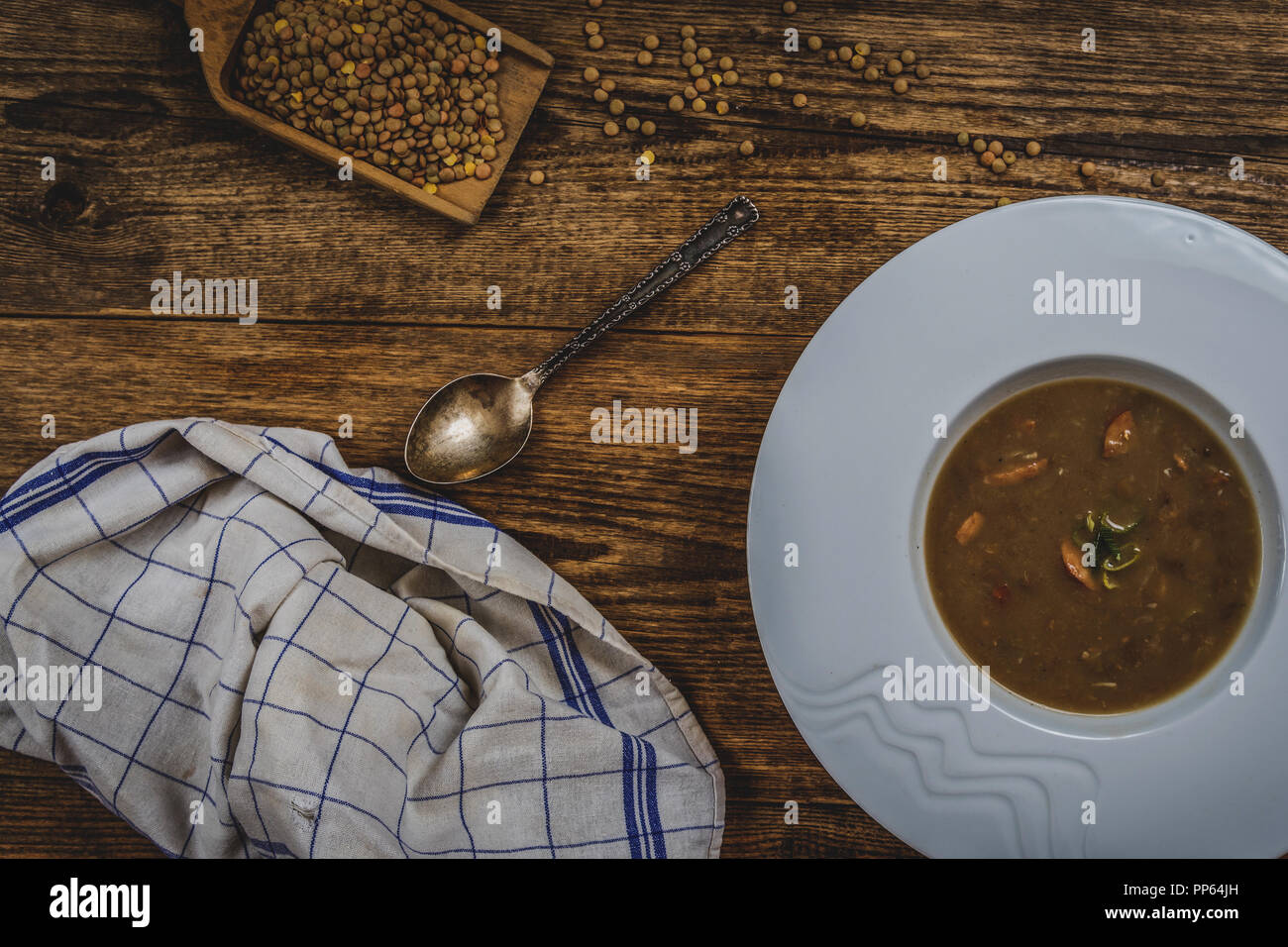 Lentilles brunes avec saucisse sop sur table en bois Vue de dessus Banque D'Images