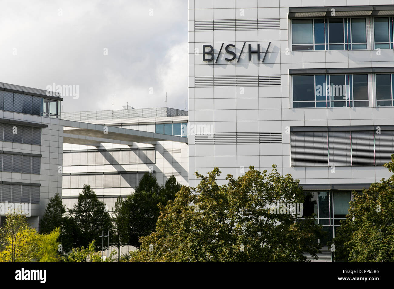 Un logo affiche à l'extérieur du siège de BSH Hausgeräte GmbH (BSH Home Appliances) à Munich, Allemagne, le 8 septembre 2018. Banque D'Images
