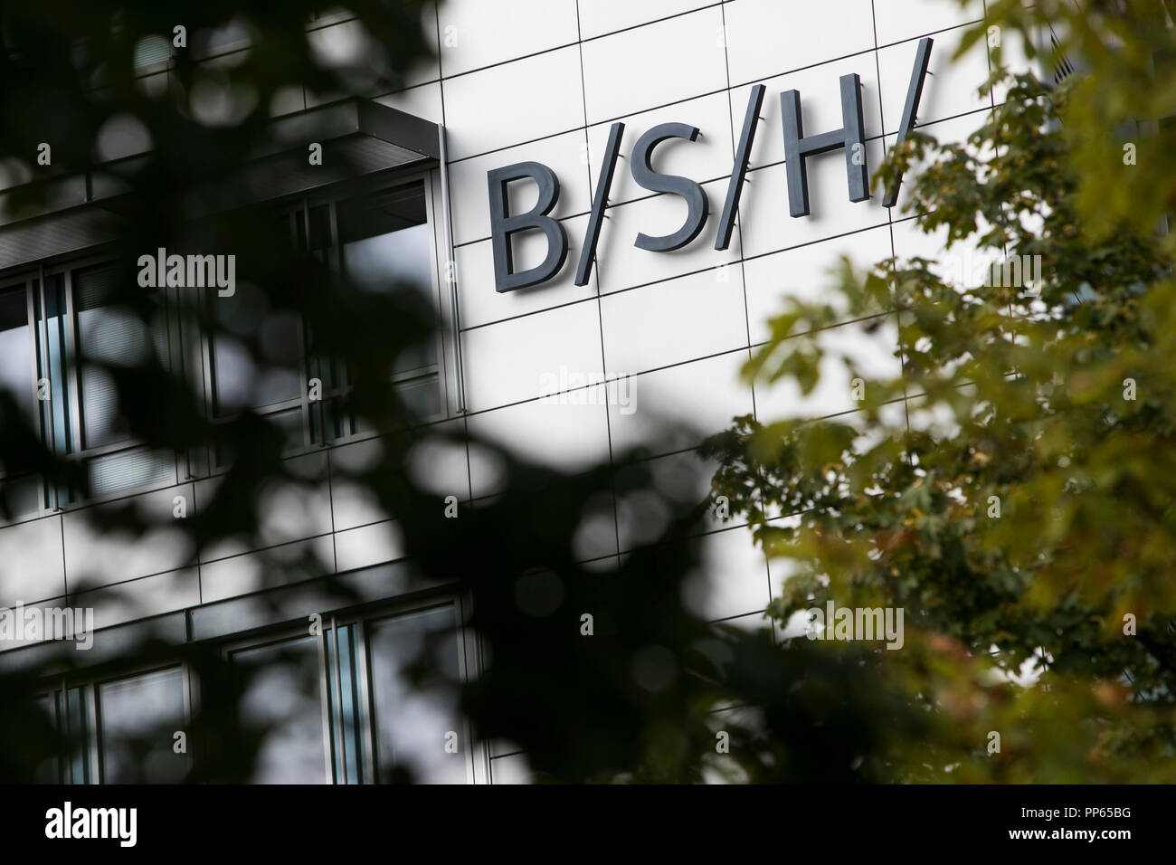 Un logo affiche à l'extérieur du siège de BSH Hausgeräte GmbH (BSH Home Appliances) à Munich, Allemagne, le 8 septembre 2018. Banque D'Images