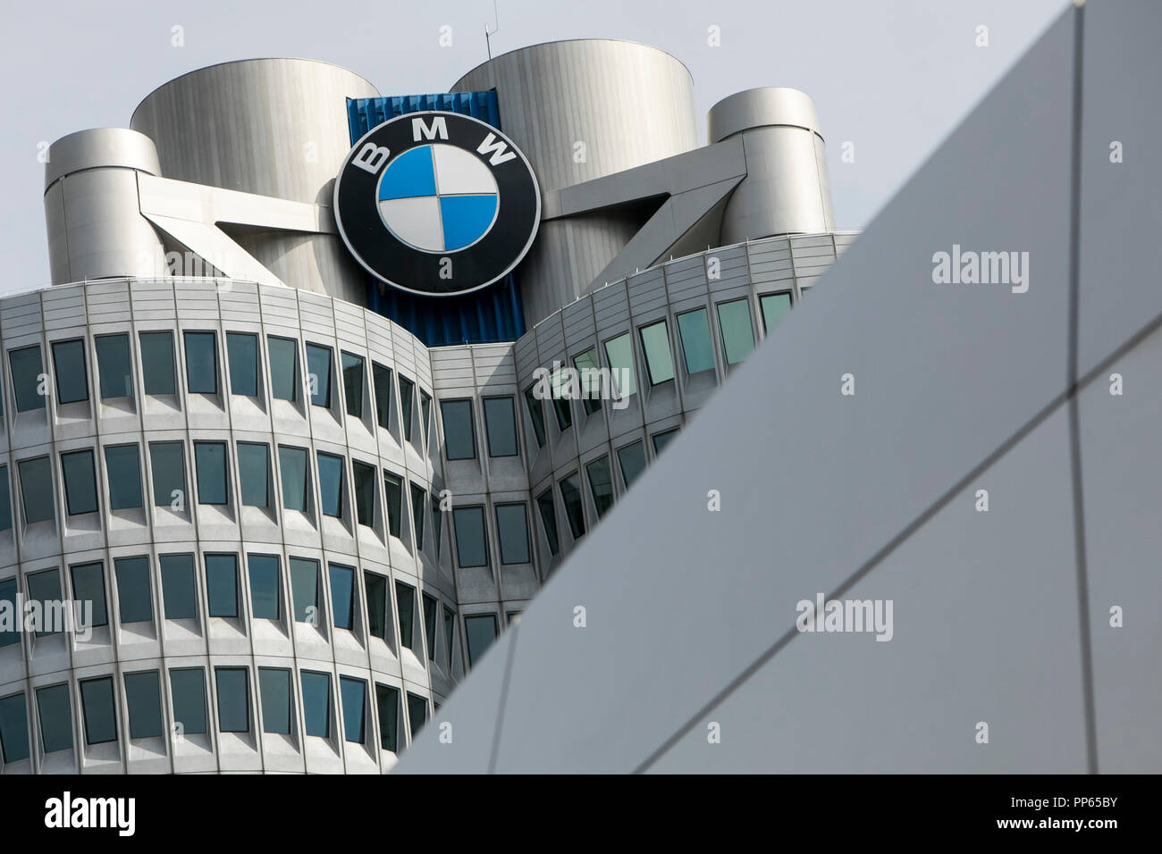 Un logo affiche à l'extérieur du siège du groupe BMW (Bayerische Motoren Werke) à Munich, Allemagne, le 9 septembre 2018. Banque D'Images