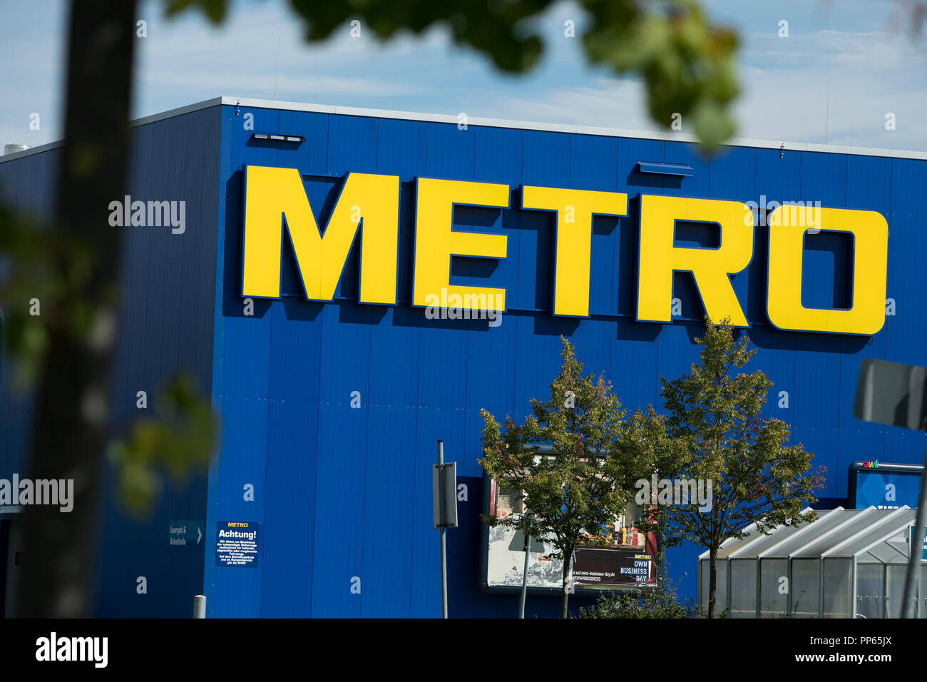 Un logo affiche à l'extérieur d'un magasin de détail du groupe Metro à Munich, Allemagne, le 9 septembre 2018. Banque D'Images