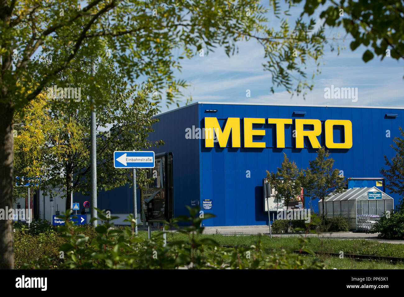 Un logo affiche à l'extérieur d'un magasin de détail du groupe Metro à Munich, Allemagne, le 9 septembre 2018. Banque D'Images