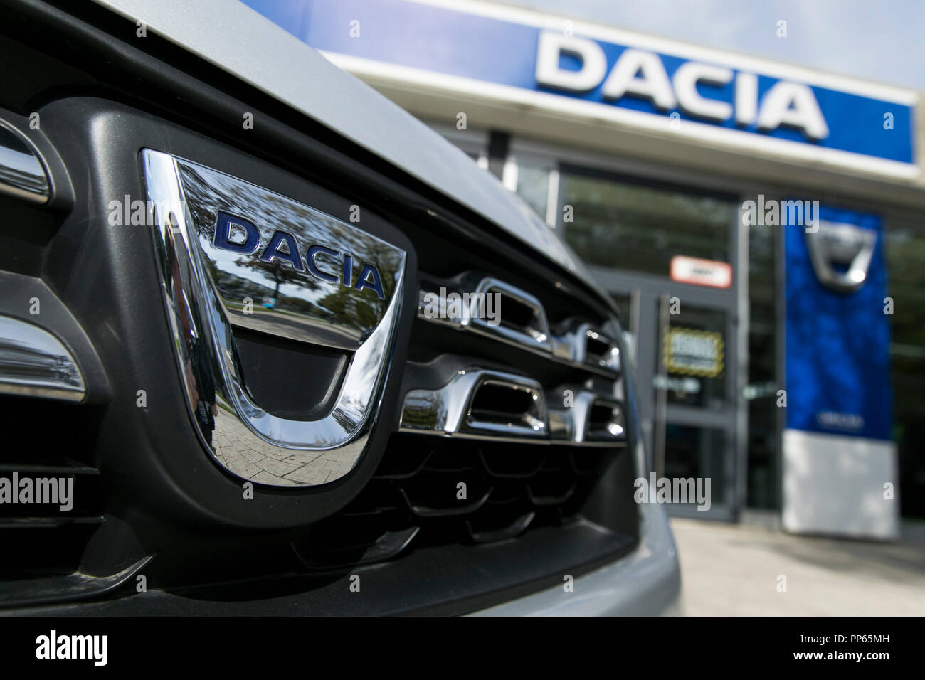 Signe d'un logo et de véhicules hors d'un concessionnaire automobile Dacia Automobile location à Munich, Allemagne, le 9 septembre 2018. Banque D'Images