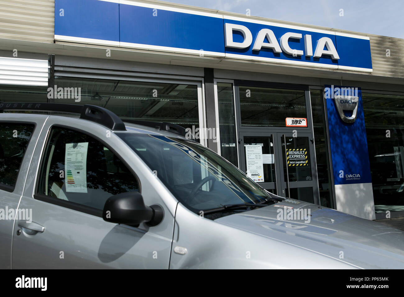 Signe d'un logo et de véhicules hors d'un concessionnaire automobile Dacia Automobile location à Munich, Allemagne, le 9 septembre 2018. Banque D'Images