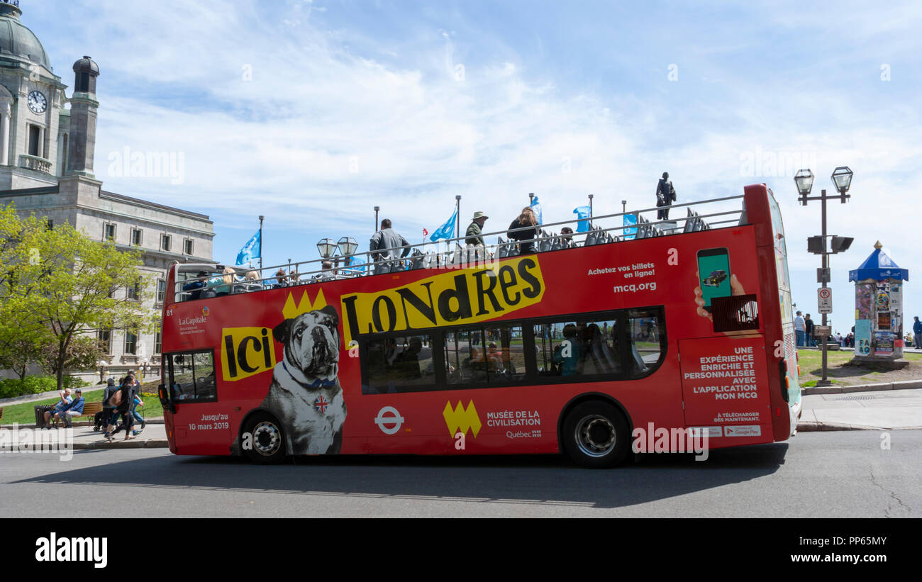Les touristes d'embarquer dans un double-decker hop-on hop-off bus à la place d'armes, devrait quitter sur une visite guidée de la ville de Québec. Québec, Canada. Banque D'Images