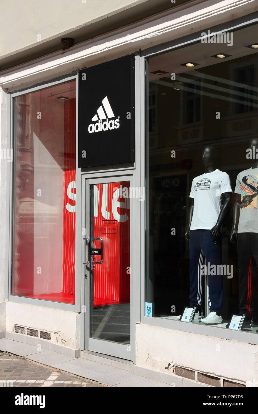 Adidas Store Banque d'image et photos - Page 3 - Alamy