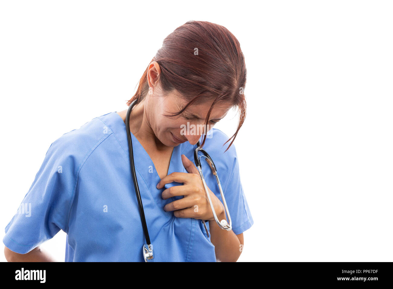 Épuisé infirmière zone cœur douloureux saisissant avec la main qu'une crise cardiaque maladie cardiaque concept isolé sur fond blanc Banque D'Images