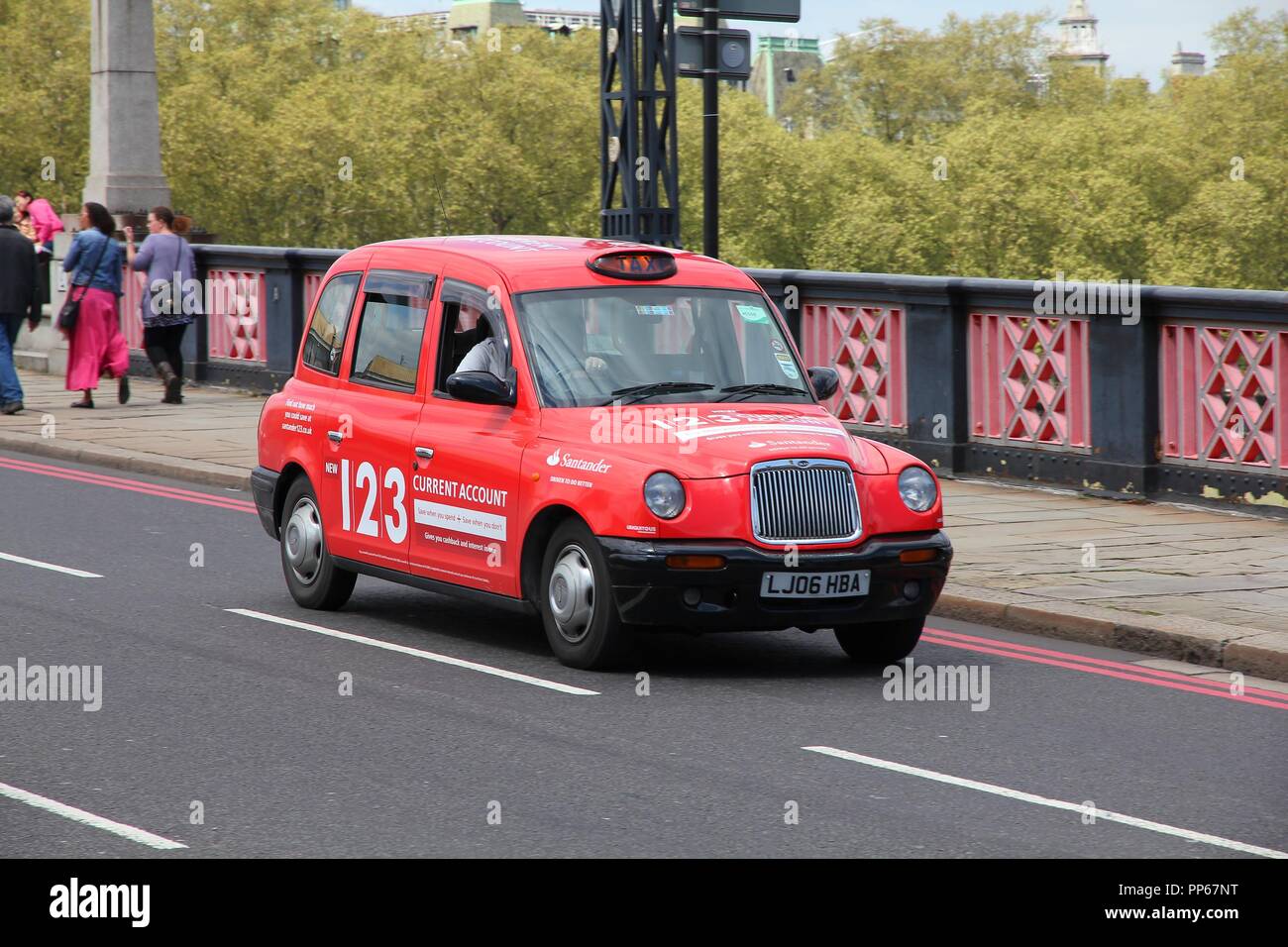 Londres, Royaume-Uni - 13 MAI 2012 : les lecteurs de taxi à Londres. Au recensement de 2012, il y avait 24 000 taxis autorisés à Londres. Banque D'Images