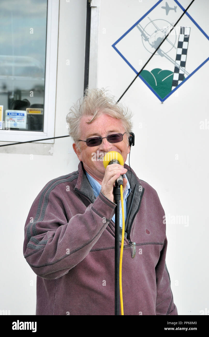 Ken Ellis, journaliste, commentateur du spectacle aérien de l'aviation et de commentateur à l'auteur Les enfants dans le besoin peu Gransden charité air show air afficher Banque D'Images