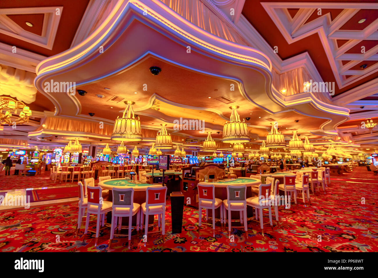 Las Vegas, Nevada, United States - 18 août 2018 : des rangées de tables de blackjack et machines à l'intérieur du luxueux hôtel Wynn Las Vegas Resort Hotel, un 5 étoiles, paradis des Strip de Las Vegas, Nevada. Banque D'Images