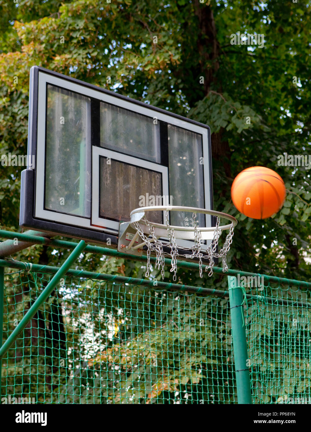 Conseil de basket-ball avec panier et balle orange à l'extérieur. Banque D'Images