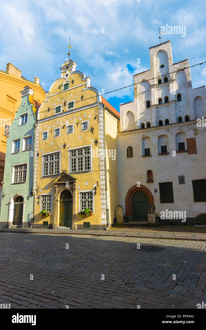 Médiéval de Riga, vue sur les trois frères bâtiments dans la vieille ville médiévale de Doma Laukums salon de la ville. Numéro 17 est la plus ancienne maison de Riga. Banque D'Images