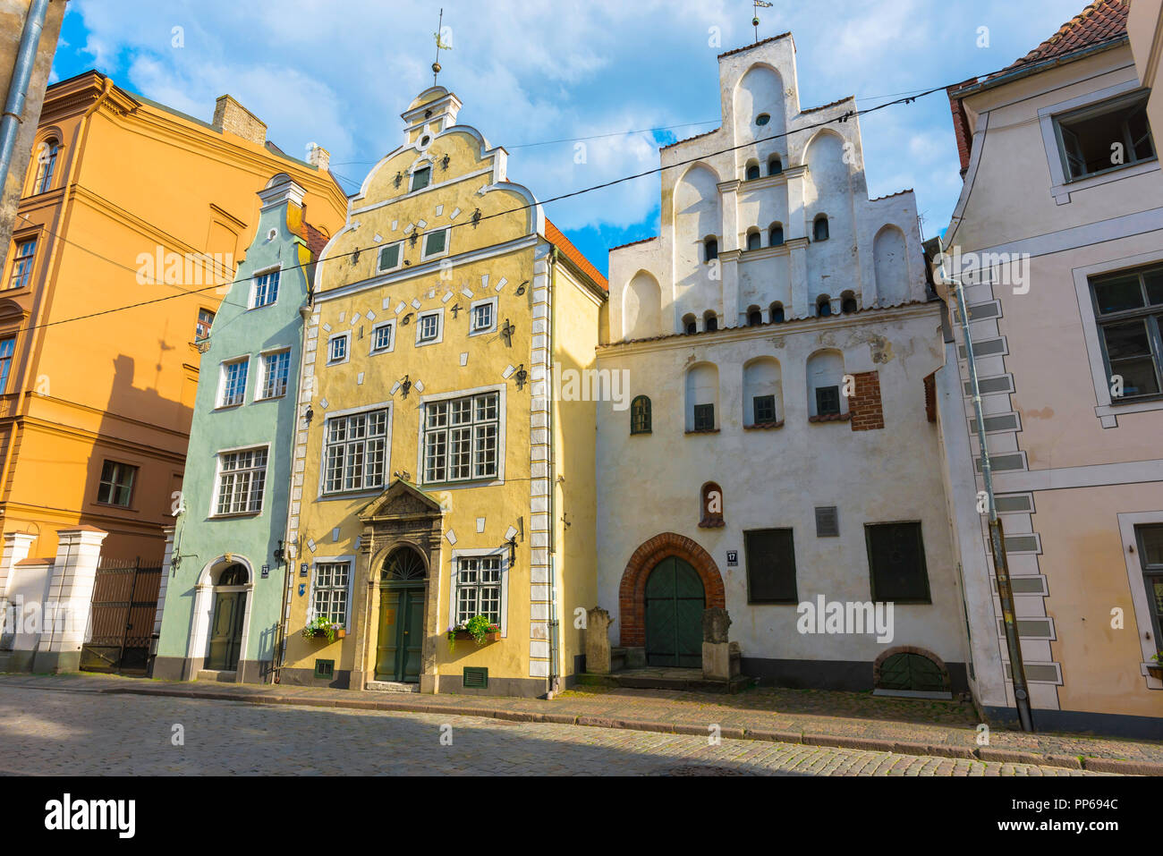La vieille ville de Riga en Lettonie, en vue des Trois Frères bâtiments dans la vieille ville médiévale de Doma Laukums salon de la ville. Numéro 17 est la plus ancienne maison de Riga. Banque D'Images