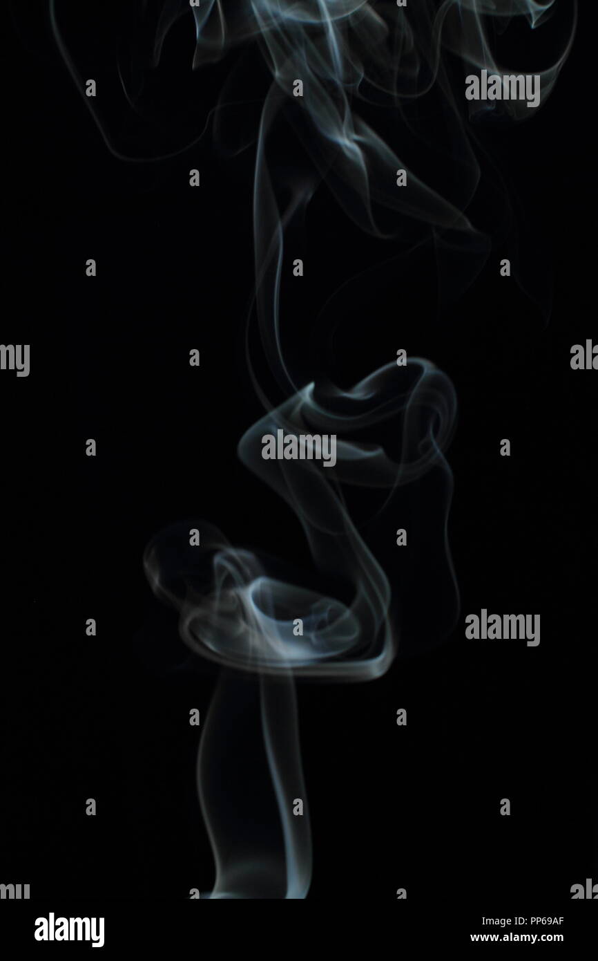 Résumé La texture de fumée blanche sur fond noir Banque D'Images