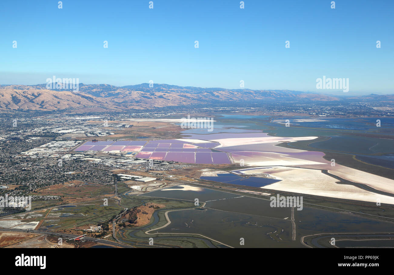 Baie de San Francisco : Vue aérienne de zones humides et les étangs d'évaporation de sel dans les marais du sud de la région de la baie. Banque D'Images