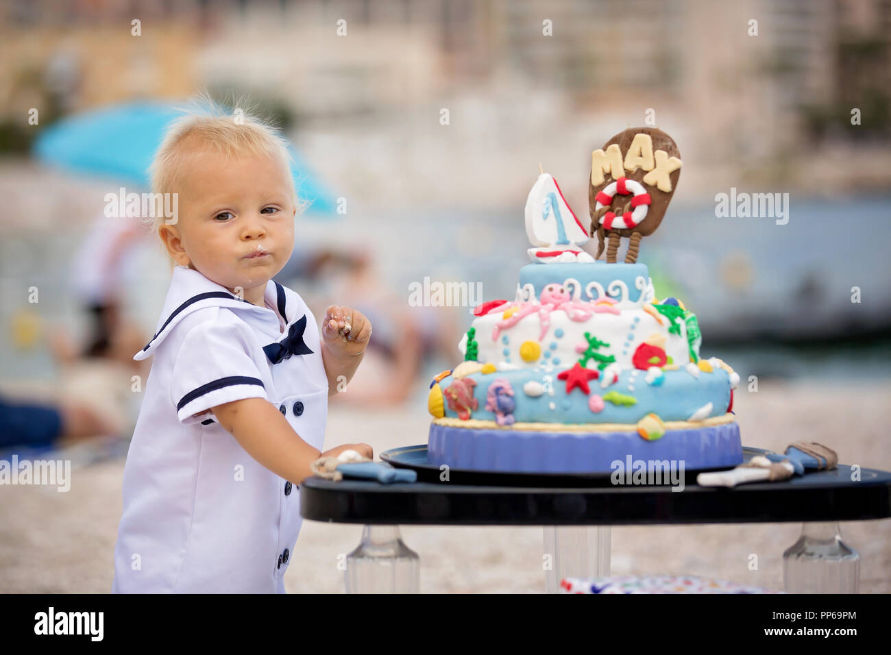 Sweet Baby Boy Celebrer Sur La Plage Premier Anniversaire Avec Gateau A Theme De La Mer Et La Decoration De La Mer Photo Stock Alamy