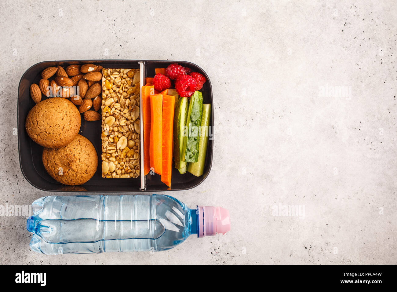 Préparation des repas sains avec conteneurs barre de céréales, fruits, légumes et des collations. La nourriture à emporter sur fond blanc, copie de l'espace, vue d'en haut. Banque D'Images