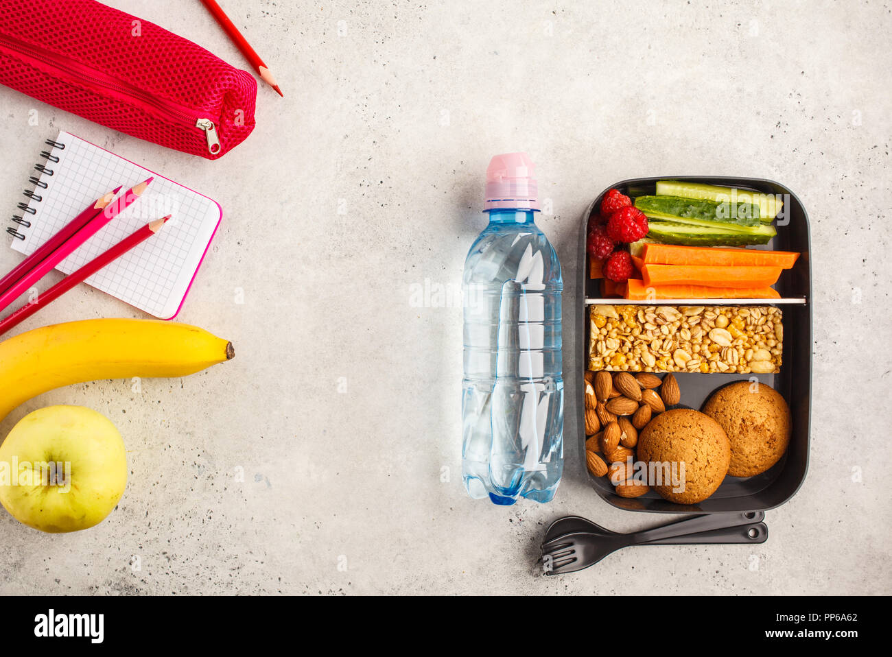 Mise à plat de l'école. Préparation des repas sains avec des contenants des fruits, des baies, des collations et des légumes. La nourriture à emporter sur fond blanc, vue du dessus. Lunch Box à l'al. Banque D'Images