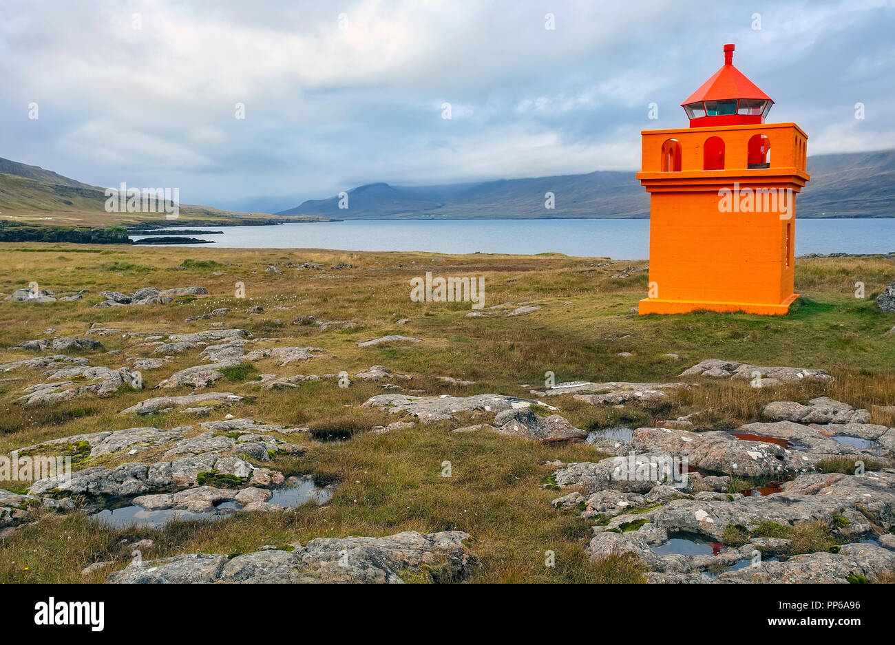 La minuscule, orange Hafnarnes phare de l'Est de l'Islande. Banque D'Images