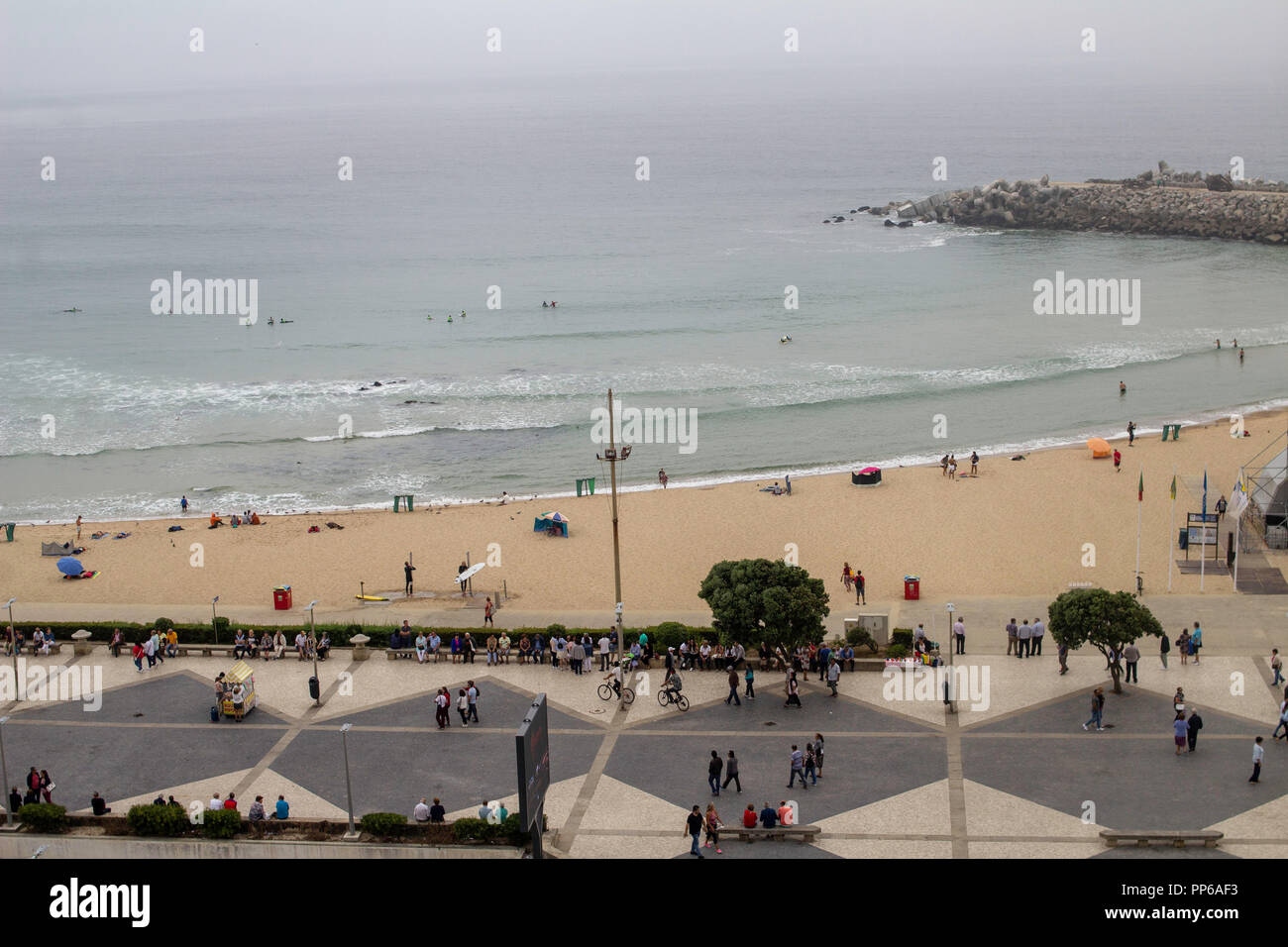 Espinho, Portugal. Vue sur la promenade et la plage d'Espinho, Portugal. Banque D'Images