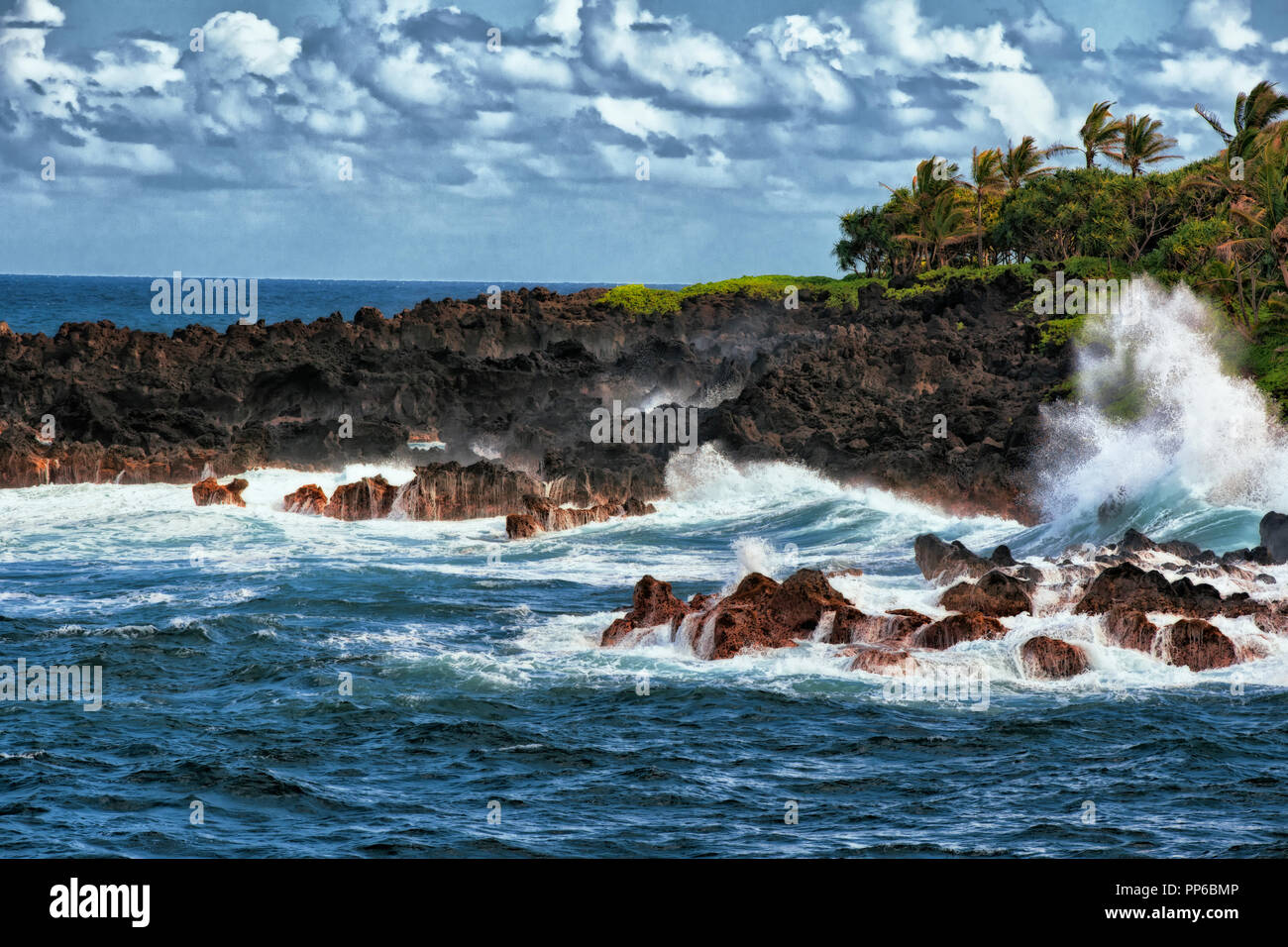 Les vagues déferlent contre la lave rivage à Waianapanapa State Park sur l'île de Maui. Banque D'Images