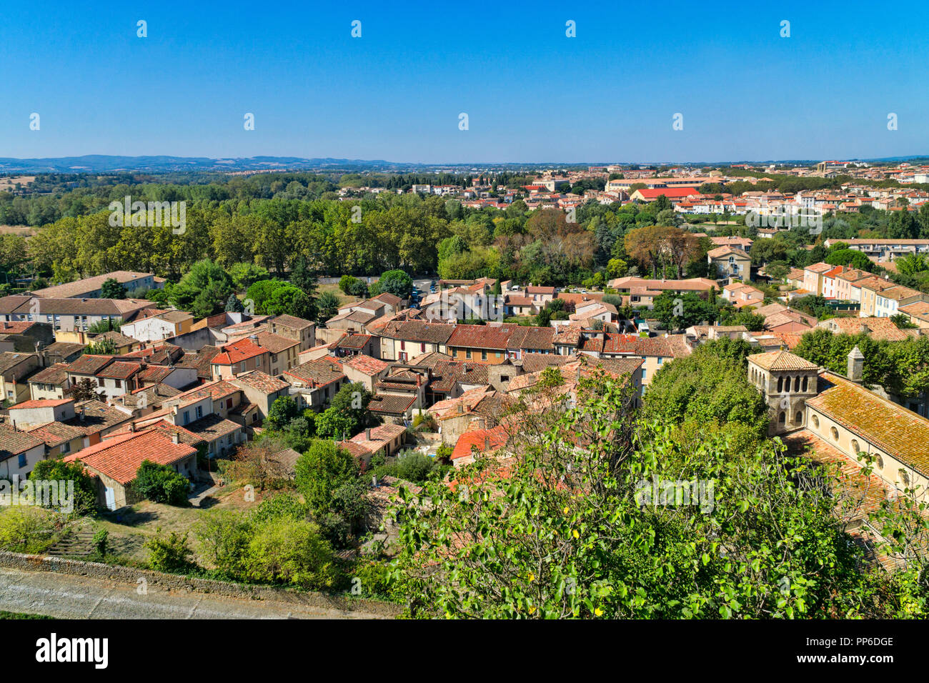 Voir à partir de la forteresse historique de la ville de Carcassonne dans la région Languedoc-Roussillon dans le sud de la France Banque D'Images