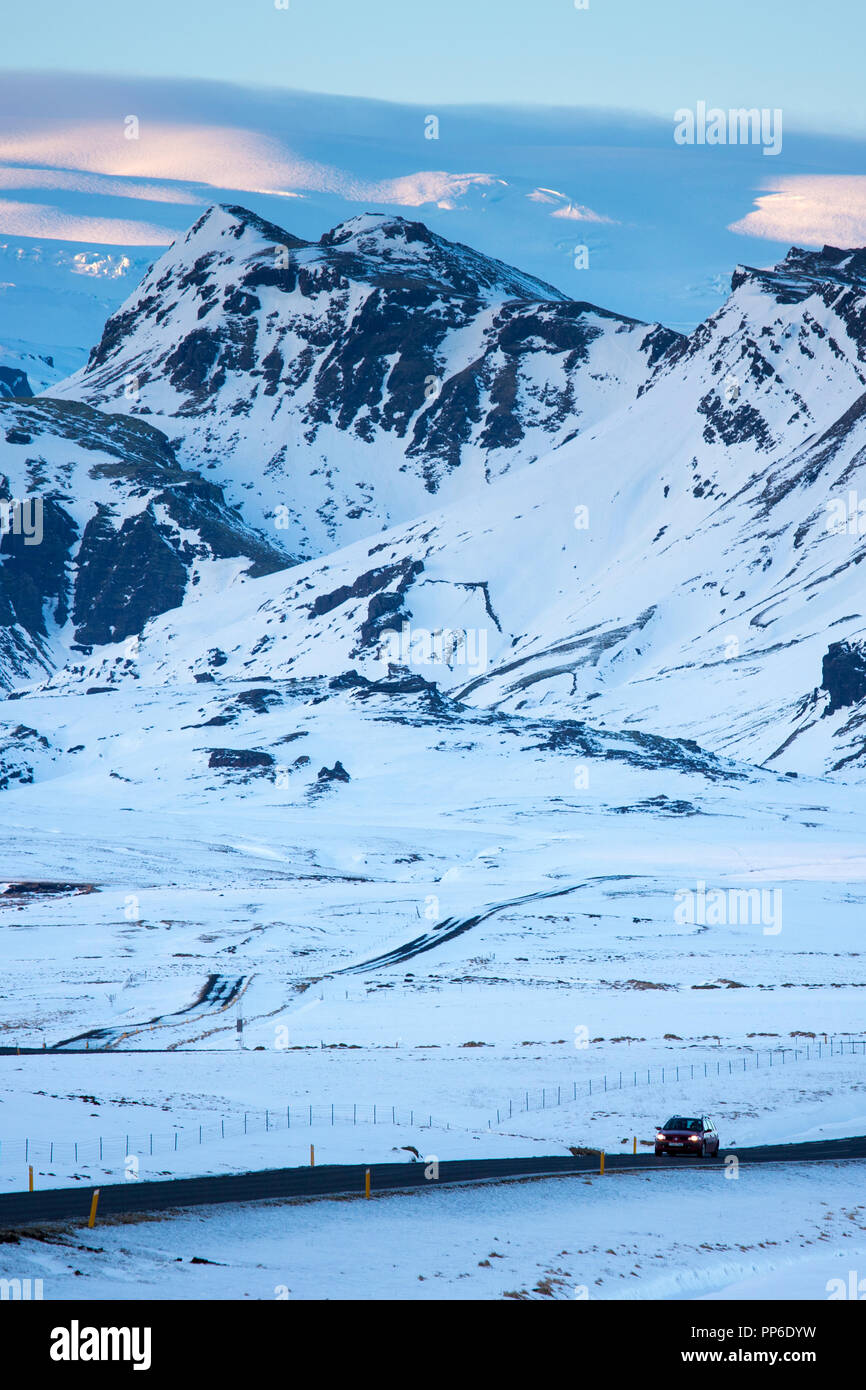 Location de véhicules sur la route principale dans le sud de l'Islande avec volcan Katla derrière sous la calotte glaciaire du glacier dans le géoparc Katla près de Vik, Islande Banque D'Images