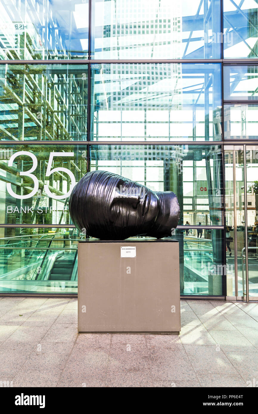 Sculpture d'une tête par Igor Mitoraj 'Testa Addormentata' (1983), Canary Wharf, London, UK Banque D'Images