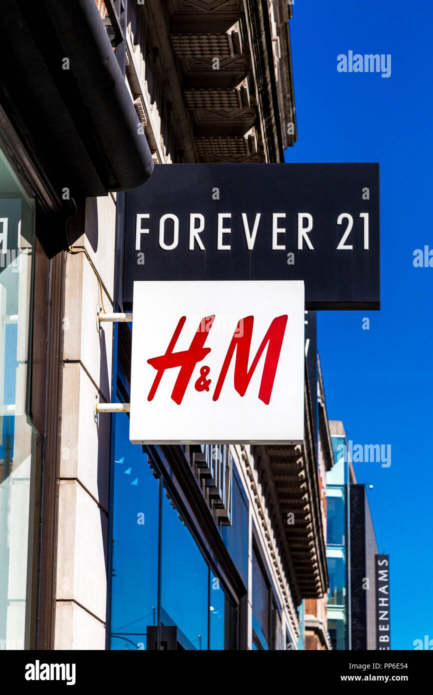 Les panneaux pour H&M et Forever 21 les vêtements de marques et magasins d'Oxford Street, London, UK Banque D'Images