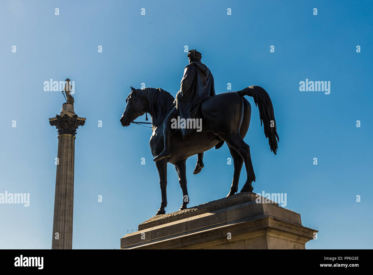 Londres. Septembre 2018. Une vue sur la Gorge de King IV statue et nelsons Column dans l'arrière-plan de Westminster à Londres Banque D'Images