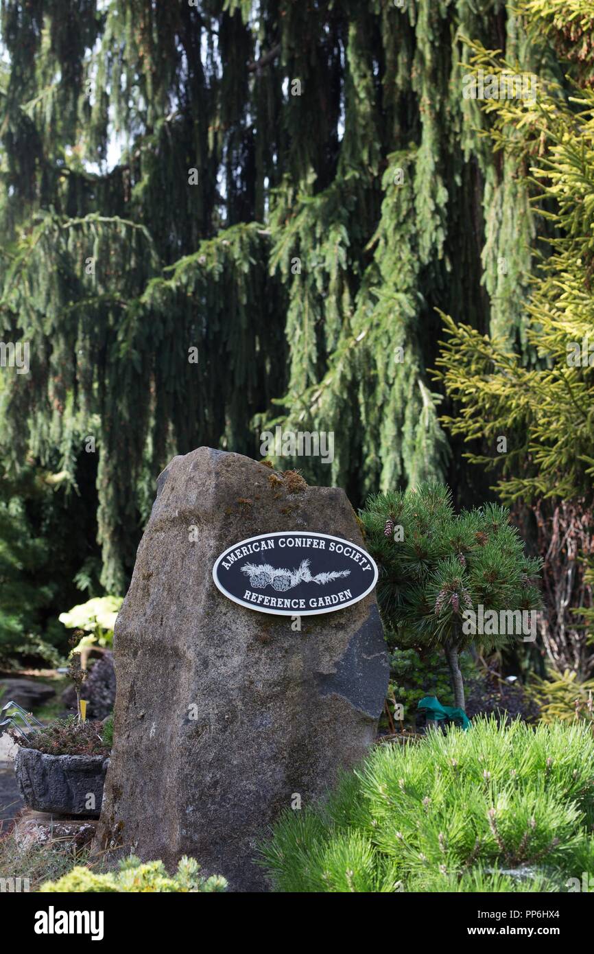 Un panneau à l'entrée de la jardin de conifères à l'Oregon Garden à Silverton, Oregon, USA. Banque D'Images