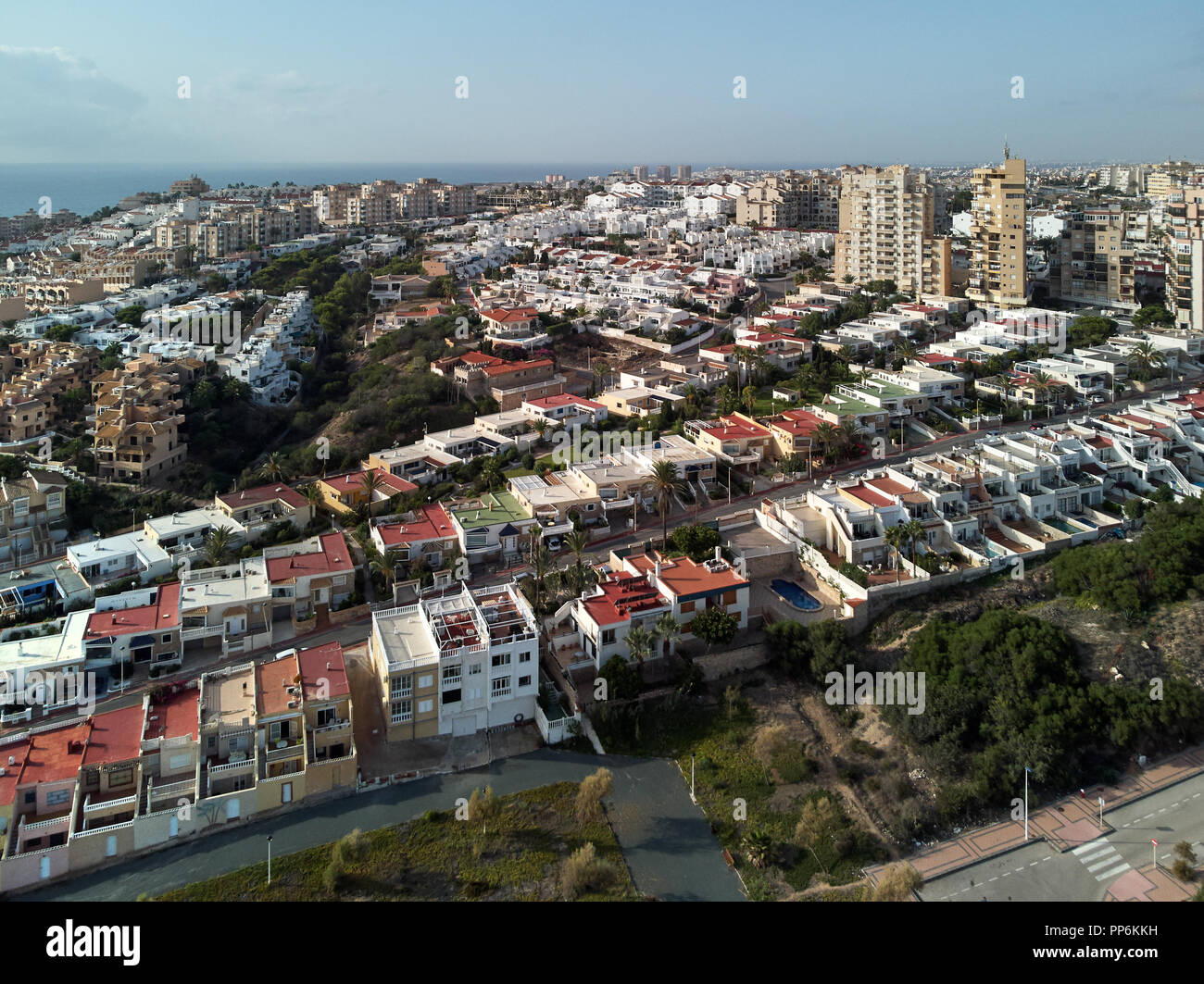Panorama photo aérienne de banlieue sur le toit des maisons avec forme semblable à Miromar zone résidentielle de La Mata. Vue d'en haut au-dessus de paysage urbain urban scenics scène. Banque D'Images