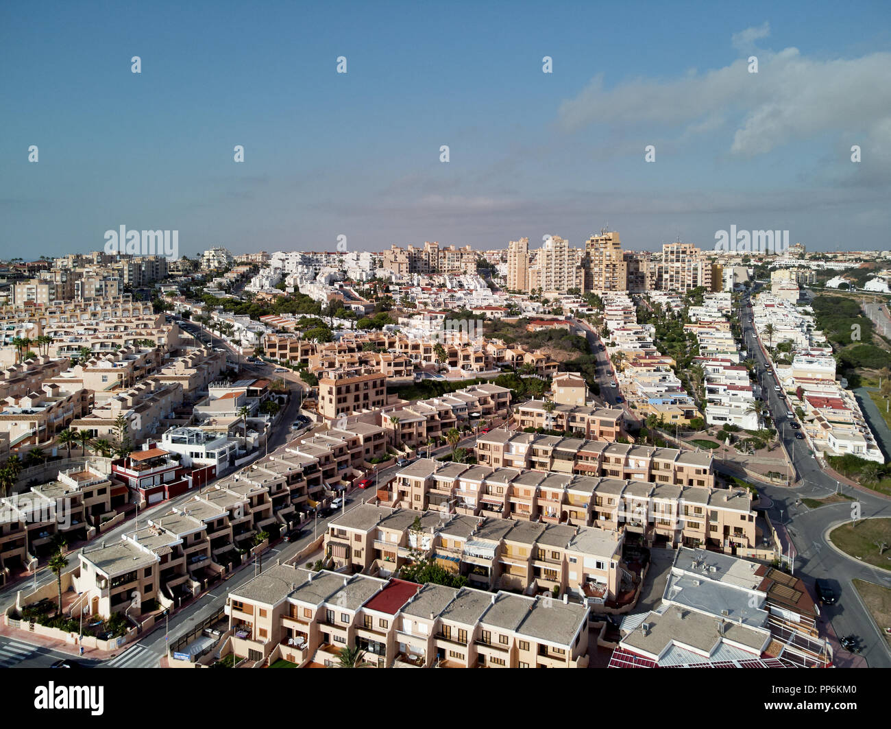 Photo panoramique de l'antenne réseau express régional maisons de Miromar zone résidentielle de La Mata. Vue d'en haut au-dessus de paysage urbain paysage urbain. Province d'Alicante Costa Blanca Banque D'Images