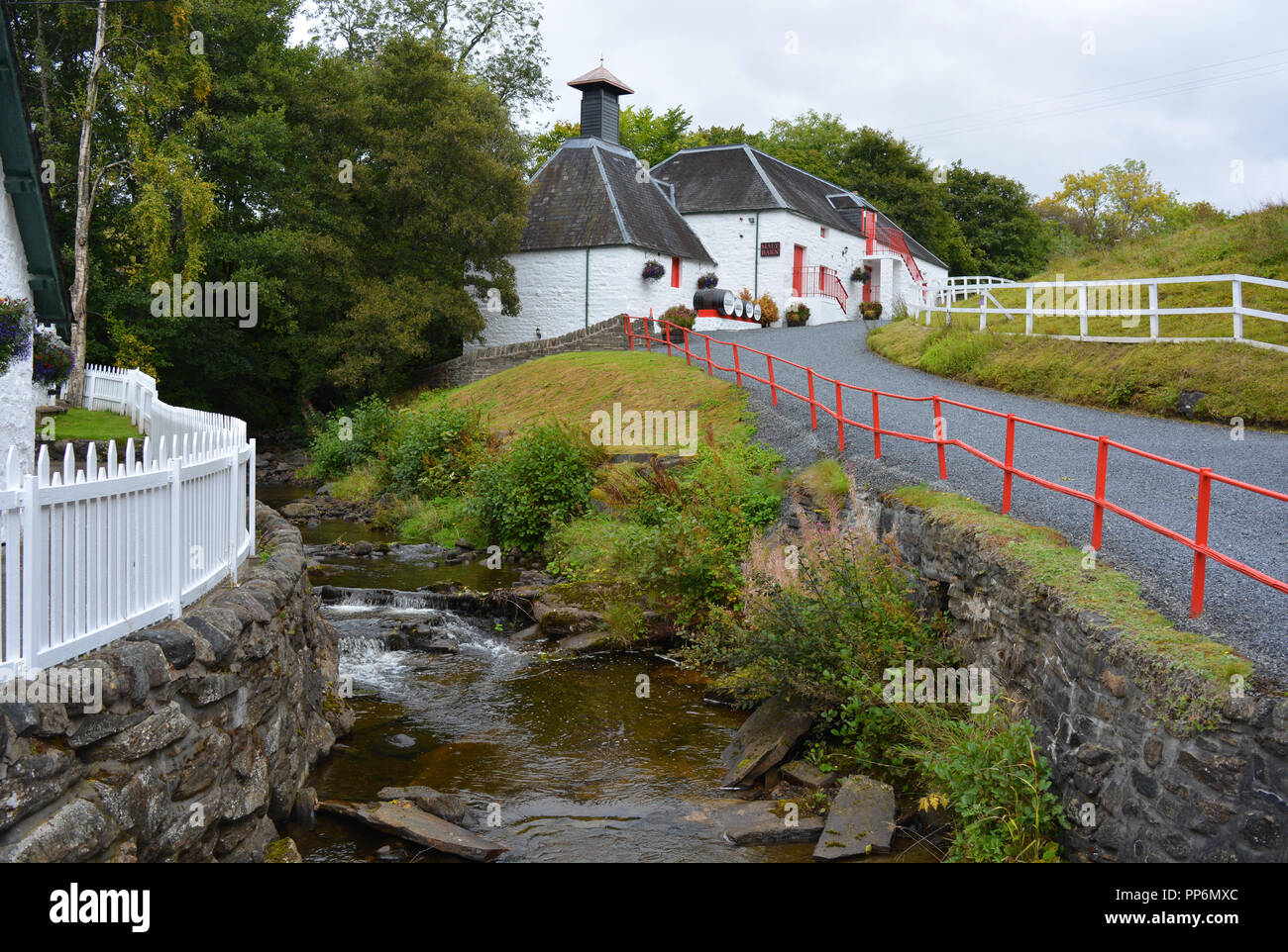 Edradour, connue comme la plus petite (mais maintenant 2e plus petit) fief de handmade single malt whisky d'une distillerie agricole toujours en production aujourd'hui. Banque D'Images