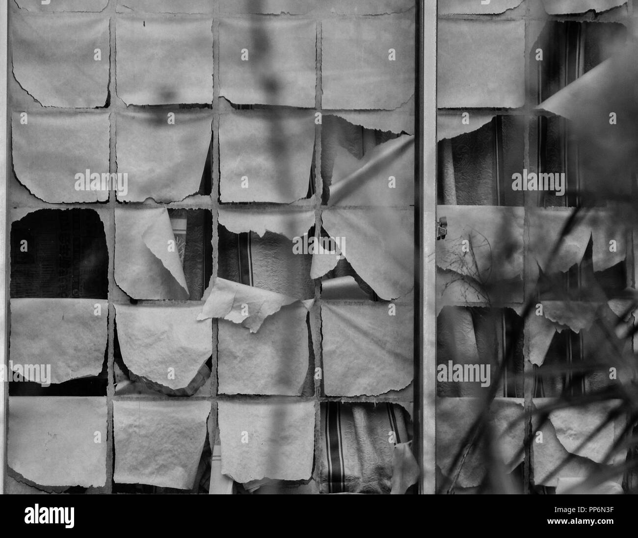 Déchiré papier shoji en japonais sur windows maison abandonnée Banque D'Images