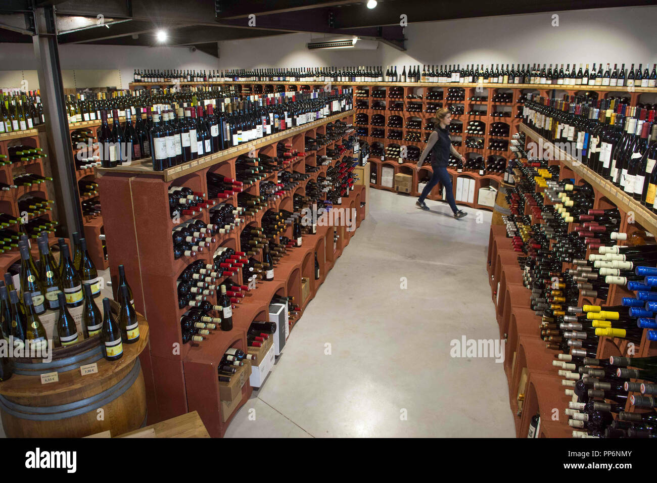 Vin dans un magasin de vin : "Aux cinq sens", à Tain-l'Hermitage (sud-est de la France), la vente de vins et spiritueux Banque D'Images