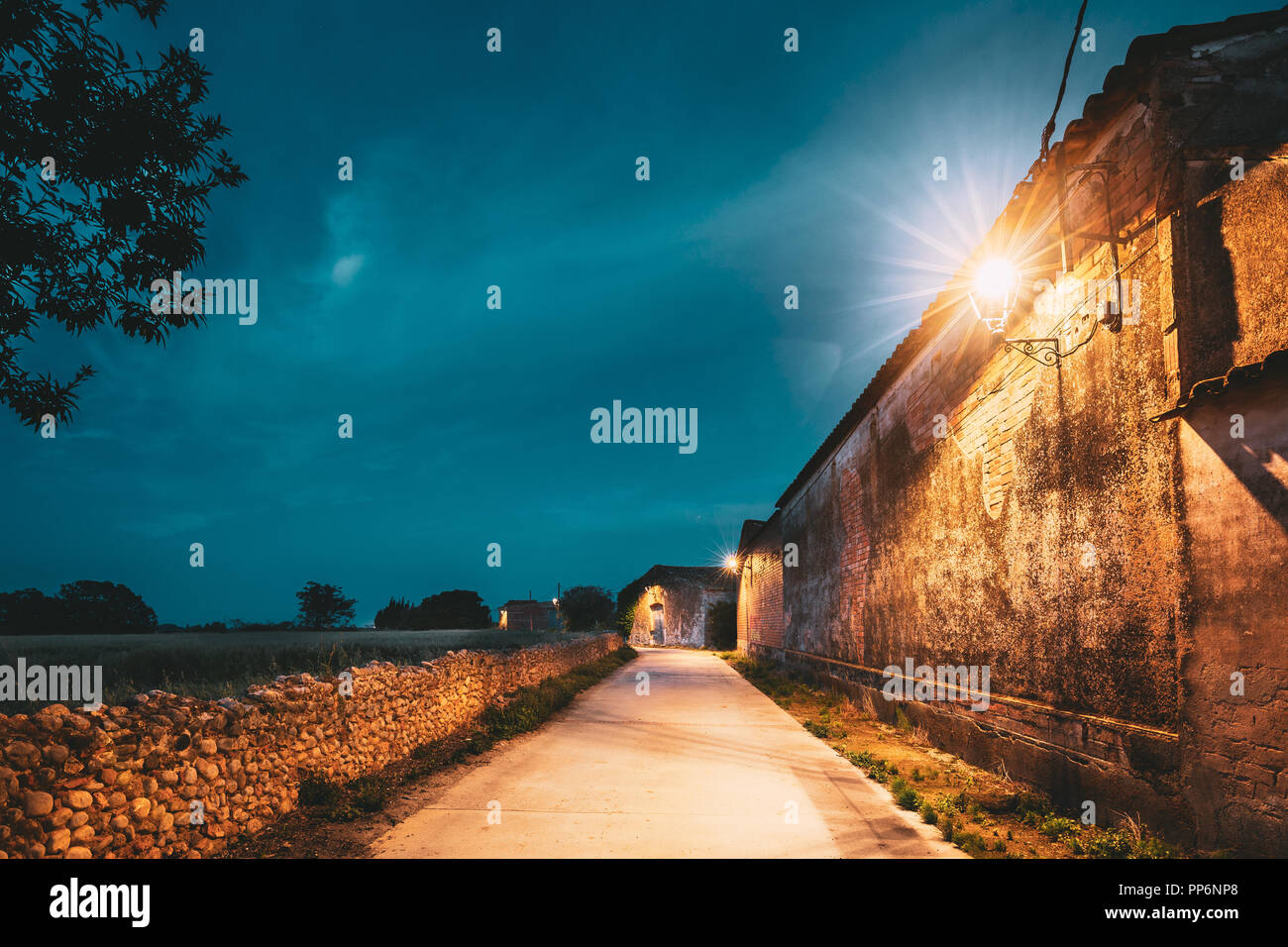 La Catalogne, Espagne. Ancienne grange et maisons de village espagnol au cours du soir ou de la nuit. Banque D'Images