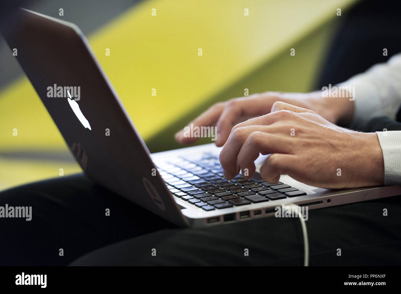 La prise de notes sur un ordinateur lors d'une réunion d'affaires : les mains de quelqu'un tapant sur un clavier Banque D'Images