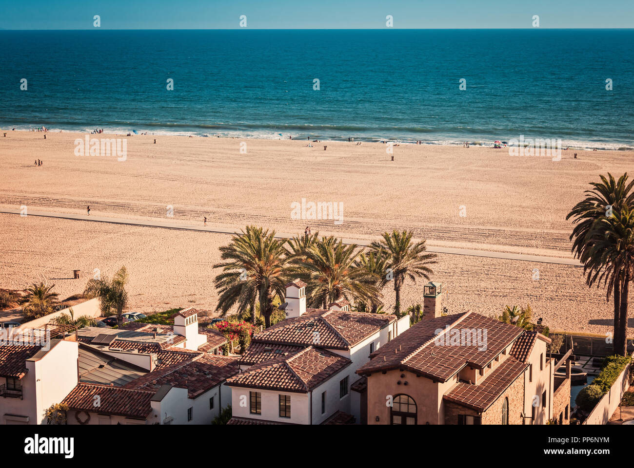 Plage de sable de Santa Monica avec les maisons d'été sur l'avant-plan Banque D'Images