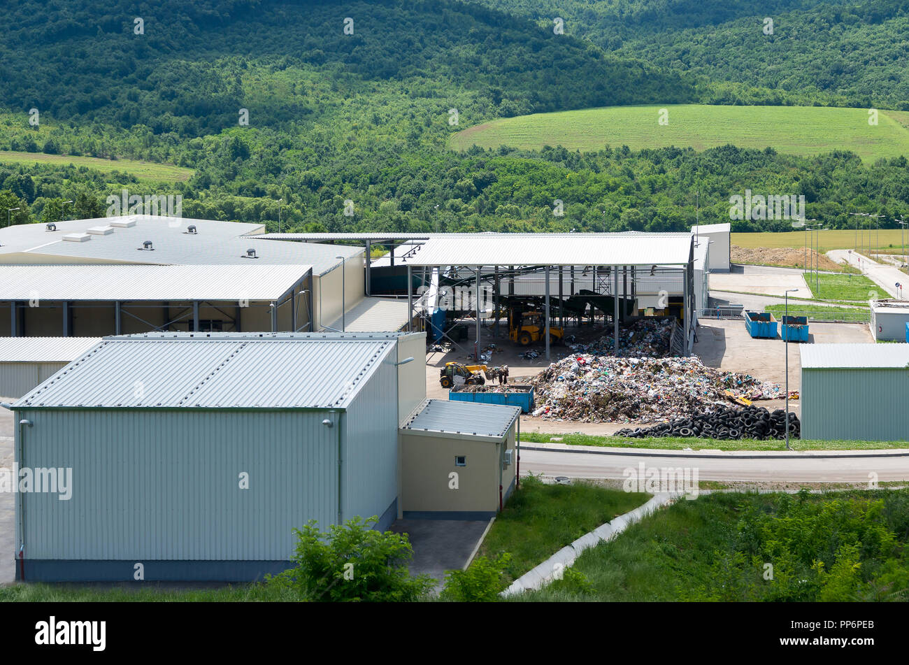 Dépôt d'usine de traitement de déchets. Enfouissement urbains construits dans le cadre du programme pour l'environnement avec une subvention de l'Union européenne. Banque D'Images